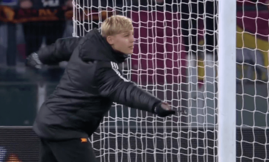 Nietypowa metoda Jose Mourinho na przekazanie informacji. Zaangażował chłopca do podawania piłek [WIDEO] Obraz wpisu