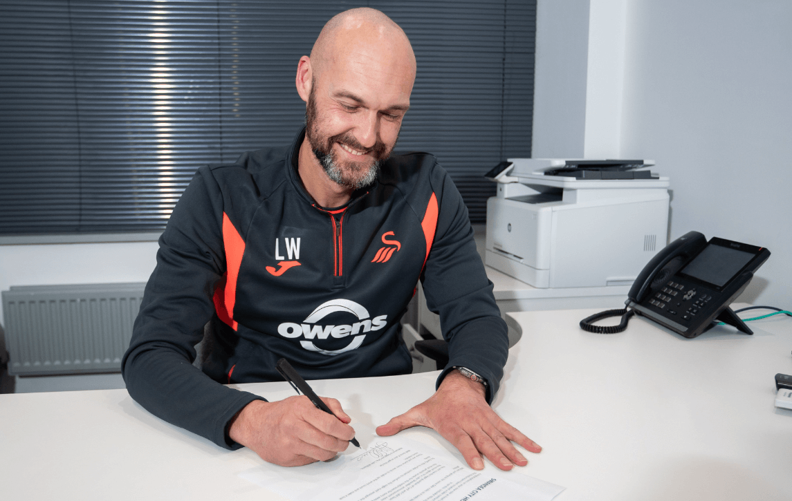 Dział medialny Swansea zmylił kibiców przybliżających zdjęcie kontraktu. Nietypowe zapisy w umowie [ZDJĘCIE] Obraz wpisu