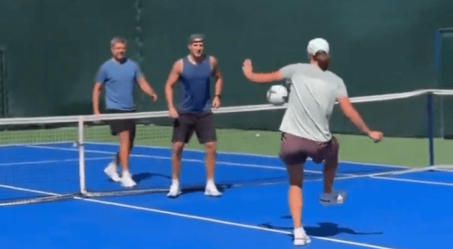 Iga Świątek ponownie pokazała piłkarskie umiejętności. Polka zagrała w debla na korcie tenisowym [WIDEO] Obraz wpisu