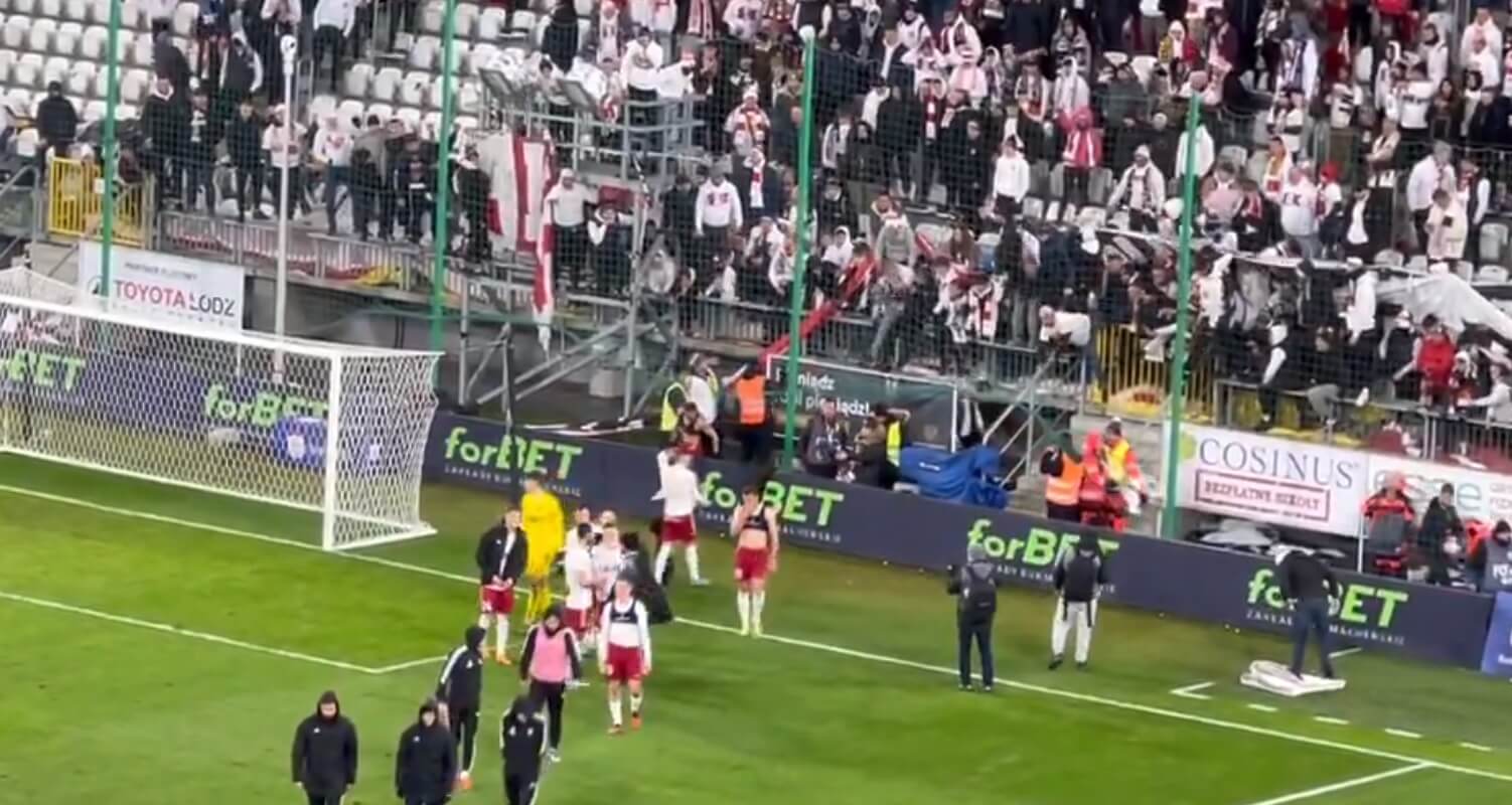 Kibice ŁKS-u rozczarowani porażką w derbach. Po meczu zażądali koszulek od piłkarzy Obraz wpisu