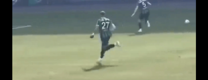 Niecodzienna sytuacja w Turcji. Piłkarz biegał po boisku z telefonem w ręce [WIDEO] Obraz wpisu