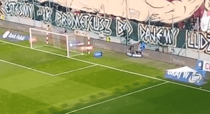 Skandaliczna oprawa kibiców Cracovii. Zaprezentowali egzekucję postaci związanej z Wisłą [WIDEO] Obraz wpisu