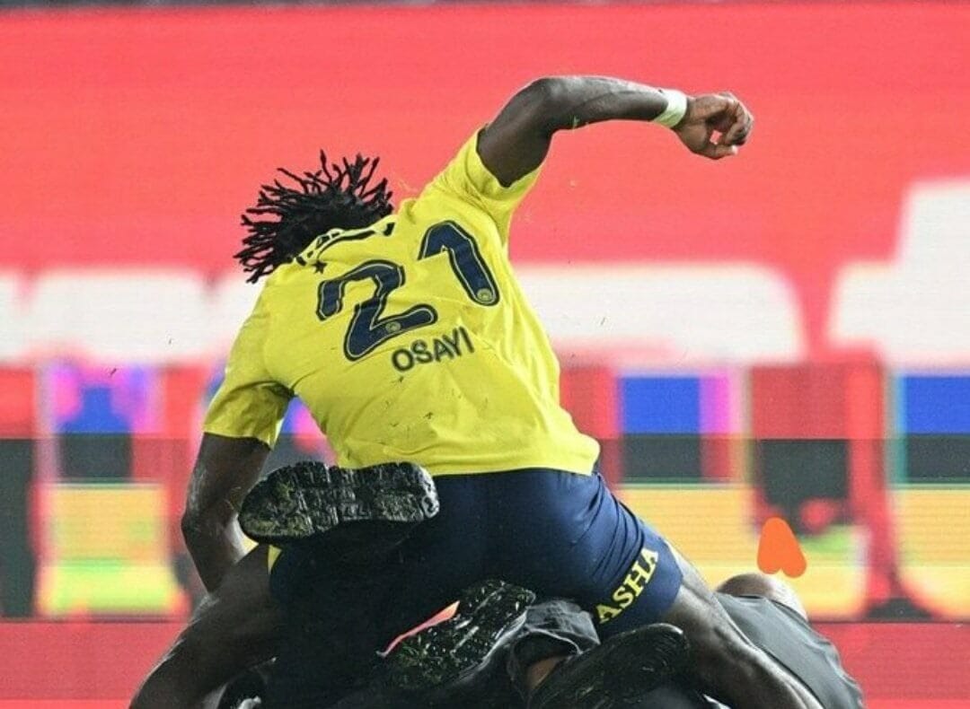 Kibice Fenerbahce uwiecznili moment bójki piłkarzy. Specjalny mural po wydarzeniach z Trabzonu Obraz wpisu