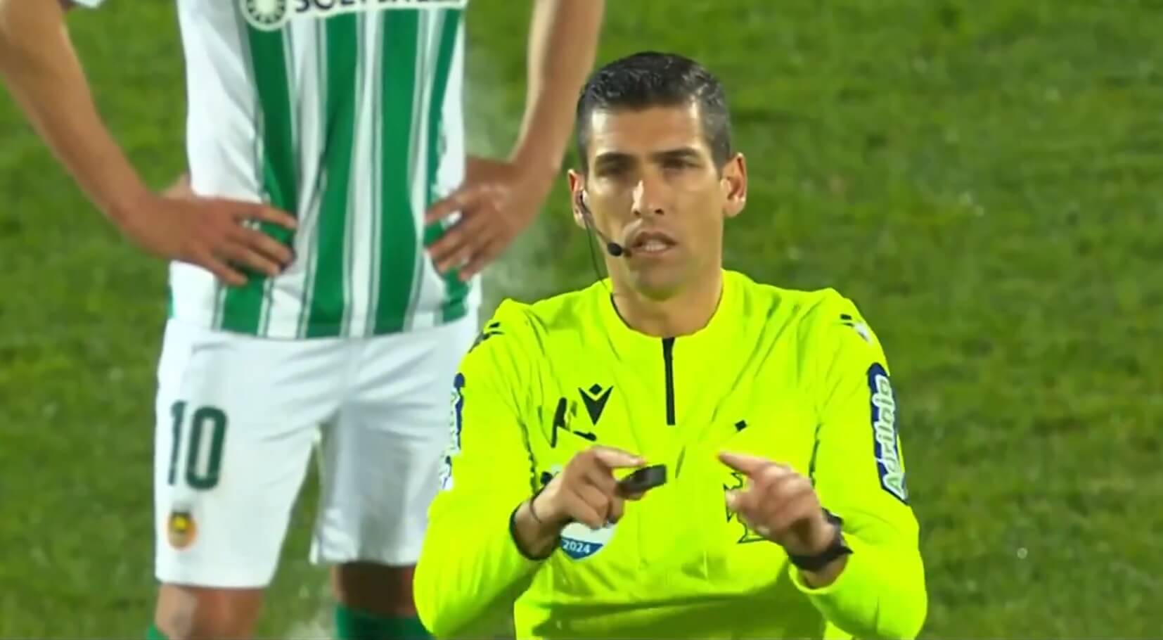 Bezprecedensowa sytuacja w Portugalii. Sędzia tłumaczył się całemu stadionowi ze swojej decyzji [WIDEO] Obraz wpisu