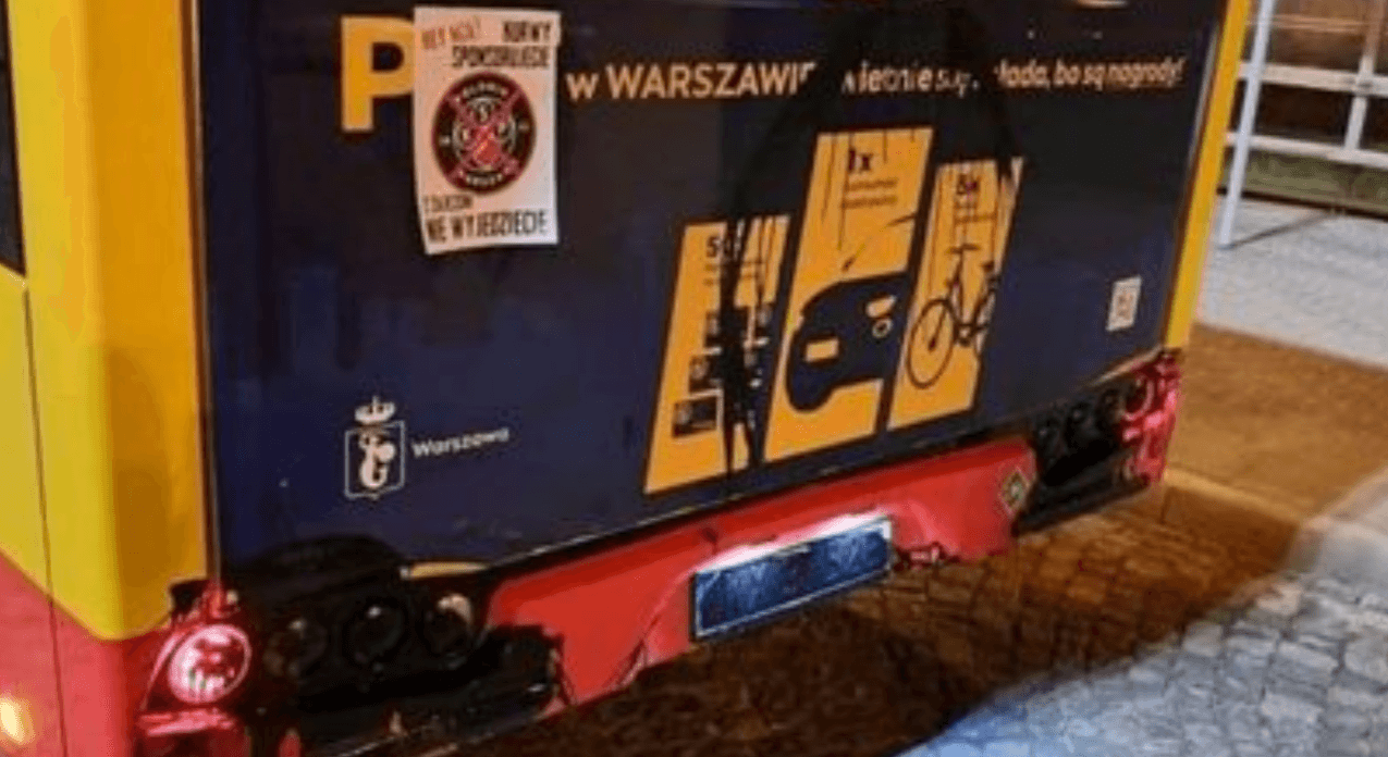 Kibice Legii znowu uderzają w sponsorów Polonii. Tym razem zdewastowali warszawski autobus Obraz wpisu