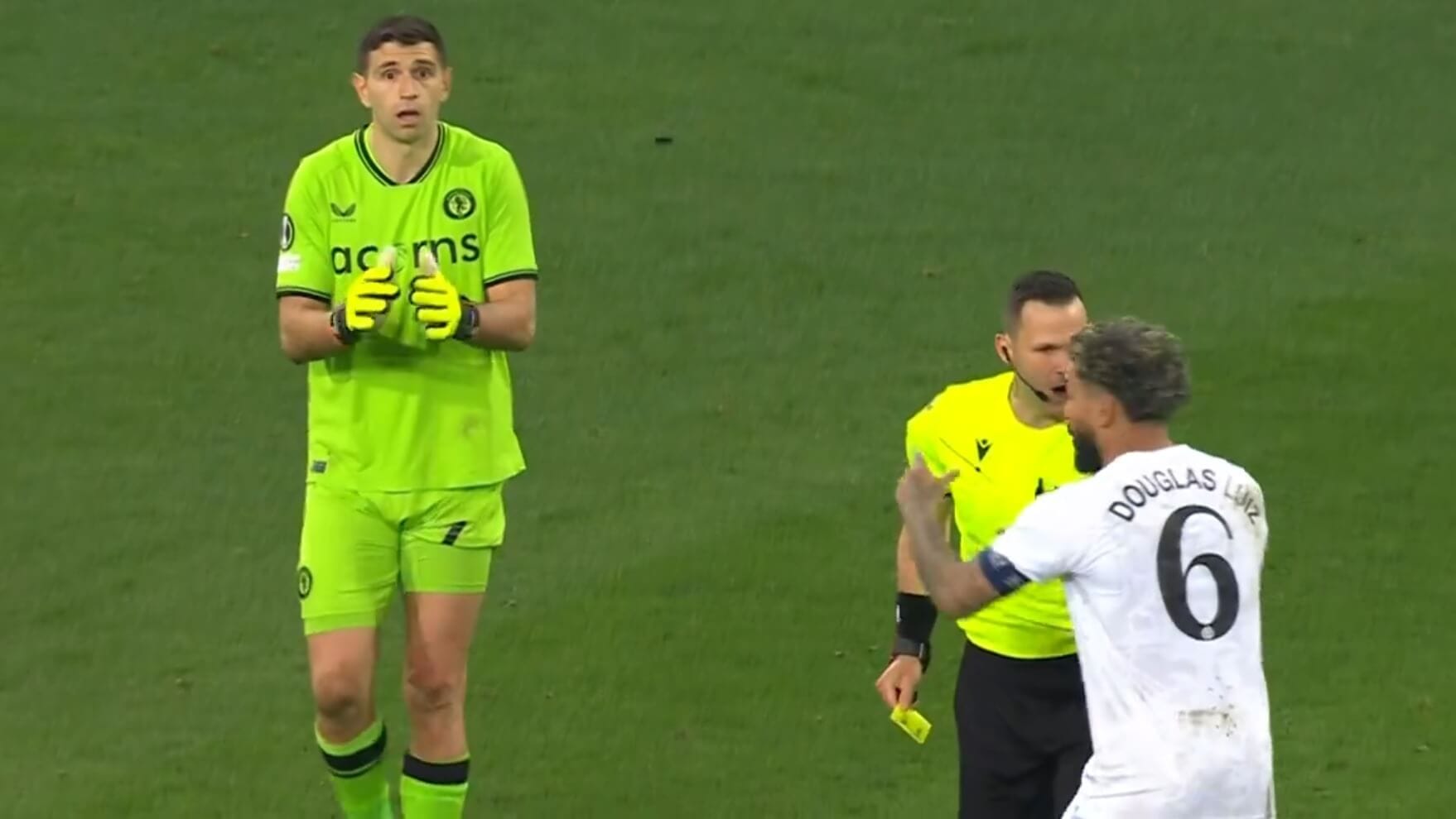 Nietypowa sytuacja w meczu LKE. Bramkarz otrzymał dwie żółte kartki, a mimo to nie wyleciał z boiska [WIDEO] Obraz wpisu