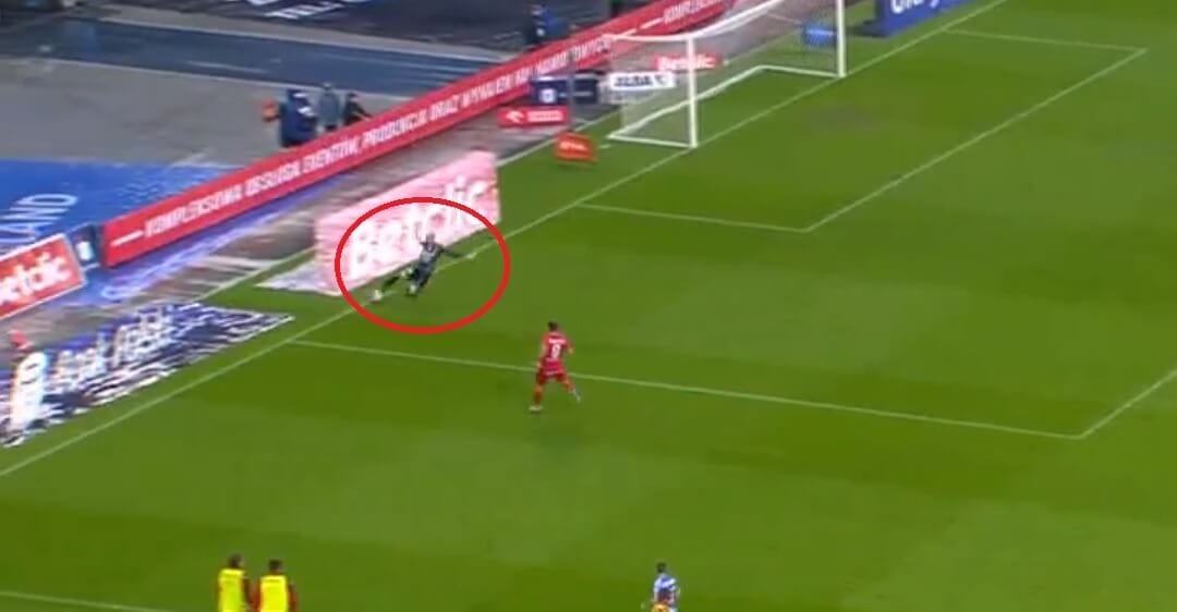 Ogromny błąd Dante Stipicy. Podarował piłkę rywalowi [WIDEO] Obraz wpisu