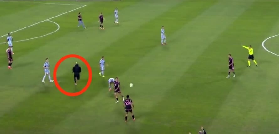 Co za reakcja! Ochroniarz Messiego błyskawicznie wparował na murawę [WIDEO] Obraz wpisu