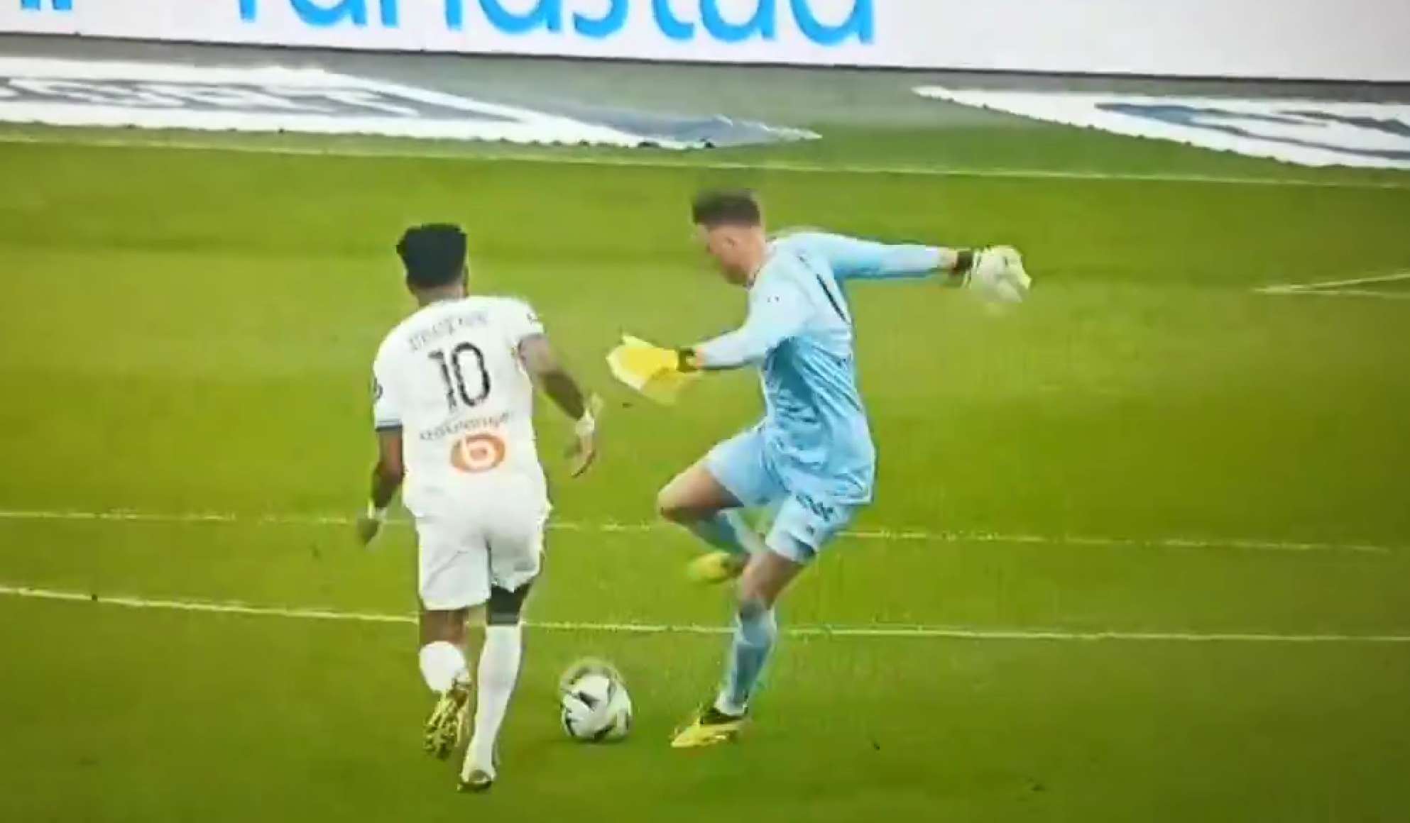 Co za spokój, co za luz! Marcin Bułka ograł Aubameyanga przed własnym polem karnym [WIDEO] Obraz wpisu