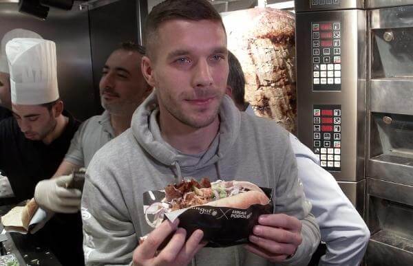 Lukas Podolski z prezentem dla Erika Janzy. Reprezentacja Słowenii otrzymała zestaw kebabów Obraz wpisu