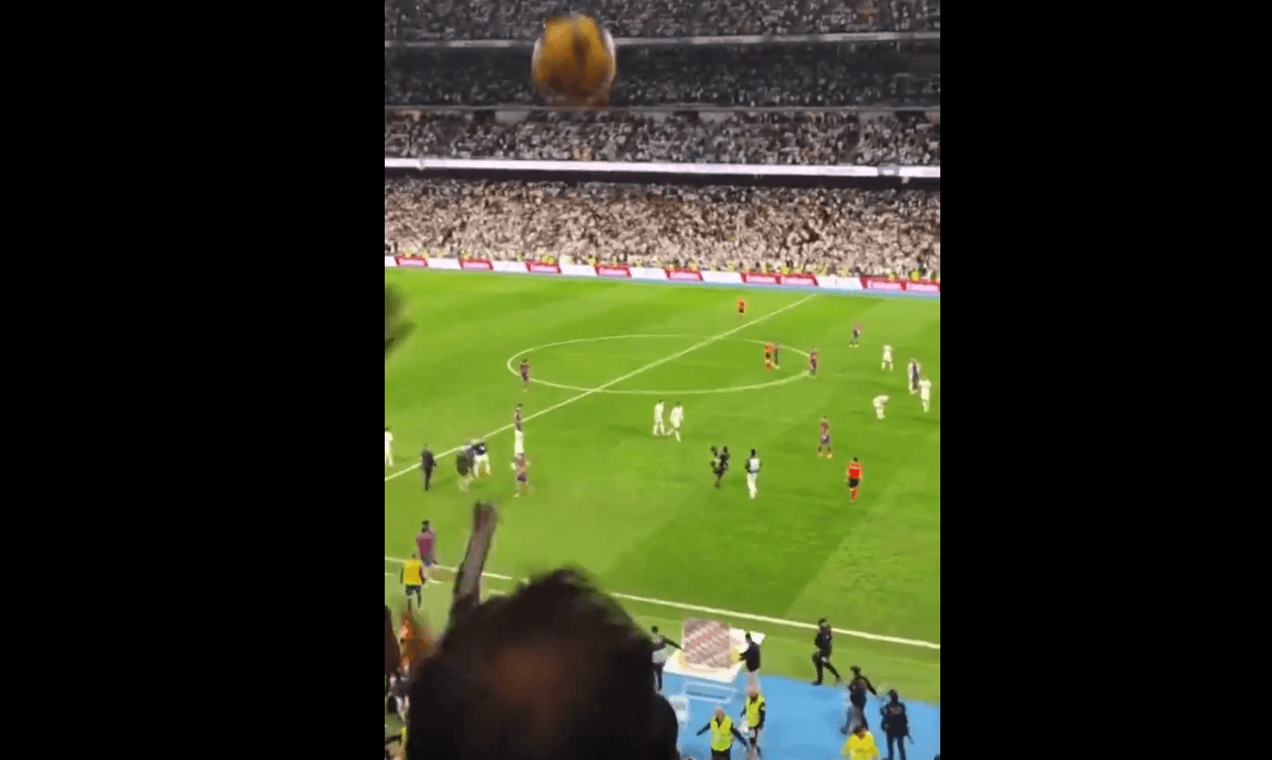 Nieodpowiedzialne zachowanie Ferrana Torresa. Hiszpan poturbował kibica Realu po końcowym gwizdku Obraz wpisu