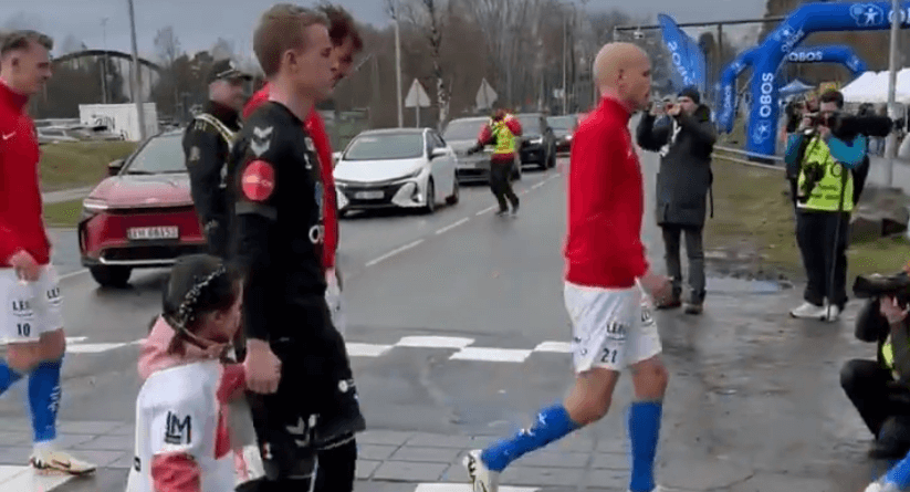 Nietypowa droga na boisko w najwyższej lidze w Europie. Piłkarze muszą przechodzić przez… ulicę [WIDEO] Obraz wpisu
