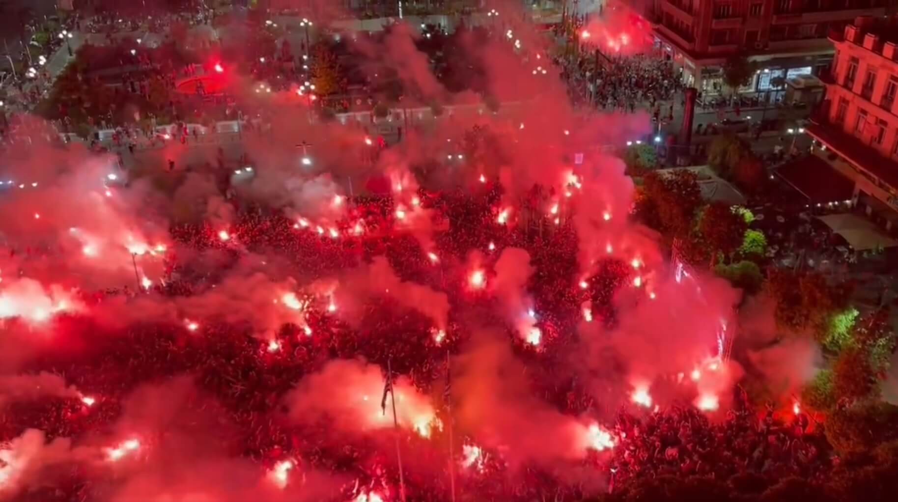 Niesamowite sceny w Grecji. Tak świętowano zwycięstwo Olympiakosu [WIDEO] Obraz wpisu