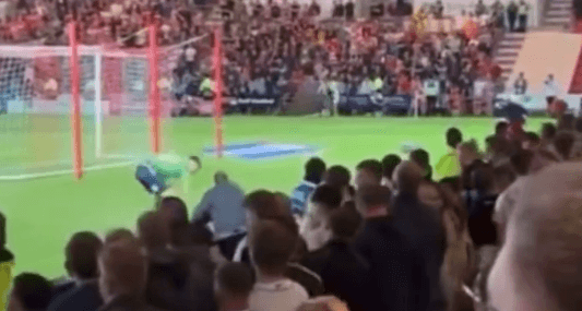 Polski bramkarz przechytrzył rywali. Wyrzucił bidon rywali z instrukcjami do obrony karnych [WIDEO] Obraz wpisu