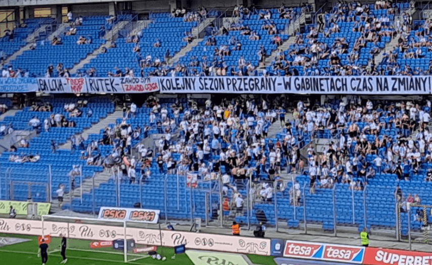 Mocne transparenty w Kotle i „akcja plaża”. Kibice Lecha uderzają we władze i piłkarzy [WIDEO] Obraz wpisu