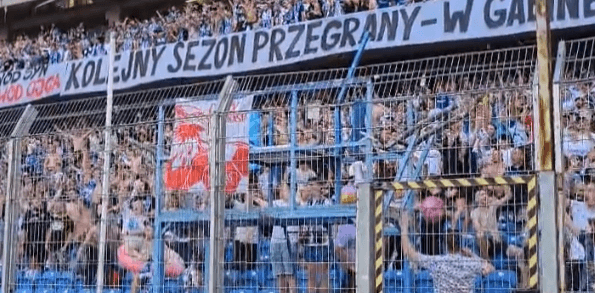 Imprezowa atmosfera w Kotle podczas meczu z Koroną. Kibice bawią się do muzycznych hitów [WIDEO] Obraz wpisu