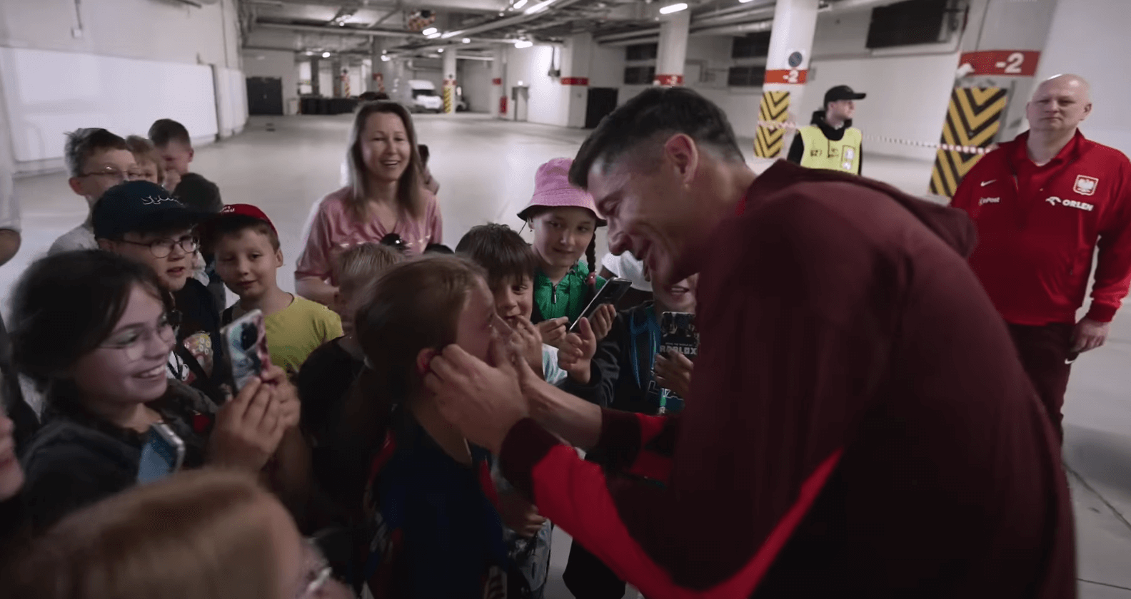 Lewandowski zareagował na płacz młodej kibicki. „Chwyta za serducho” [WIDEO] Obraz wpisu