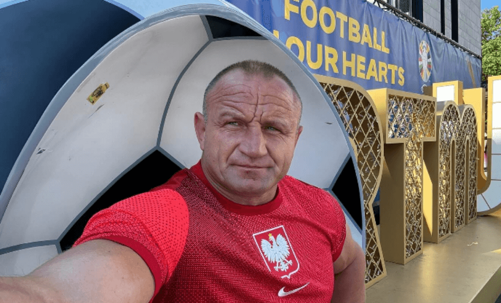 Mariusz Pudzianowski tym razem będzie obecny na meczu Polaków. Dotarł do Niemiec na mecz o honor Obraz wpisu