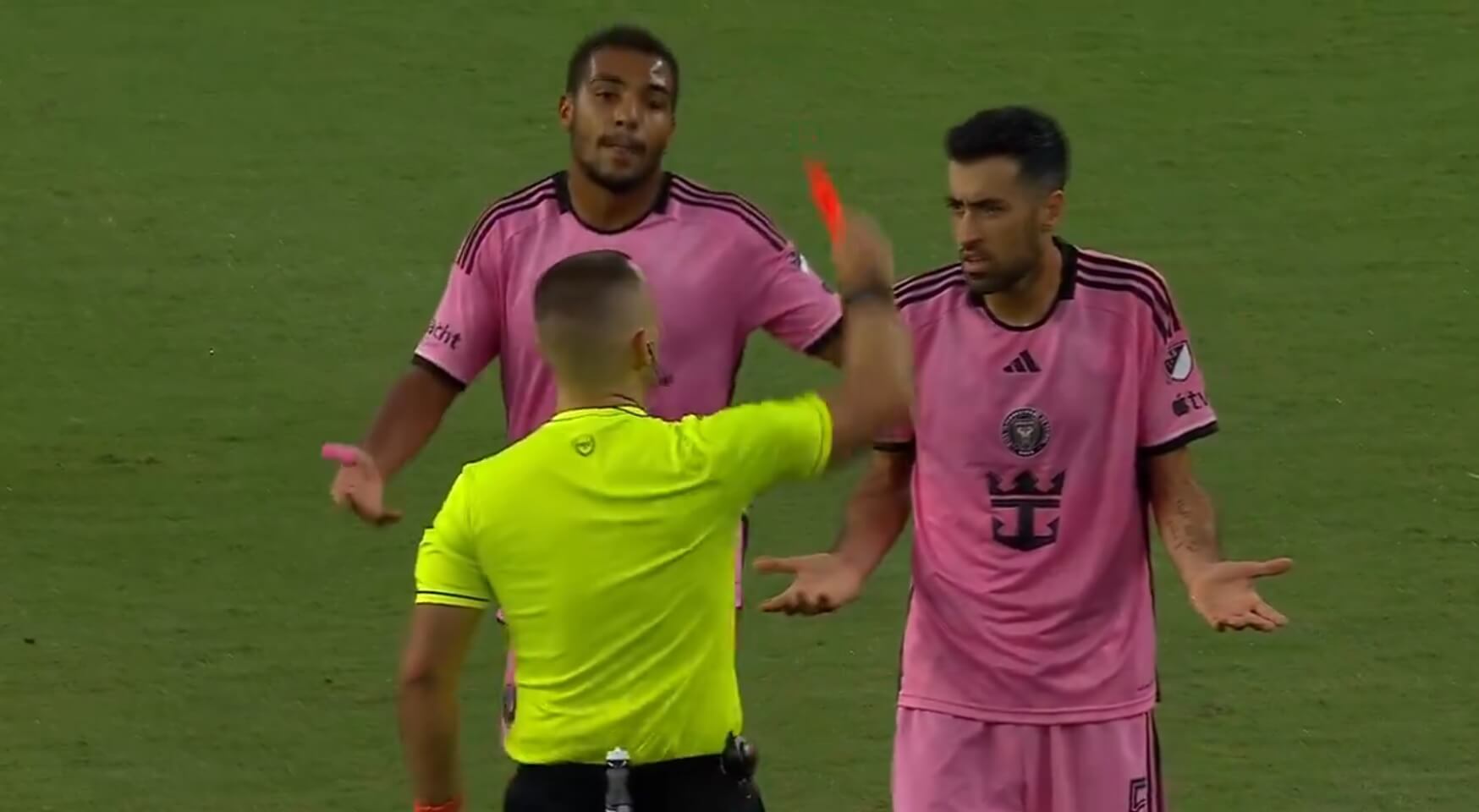 Sergio Busquets zagrzał się w meczu MLS. 2 żółte kartki w kilka sekund [WIDEO] Obraz wpisu