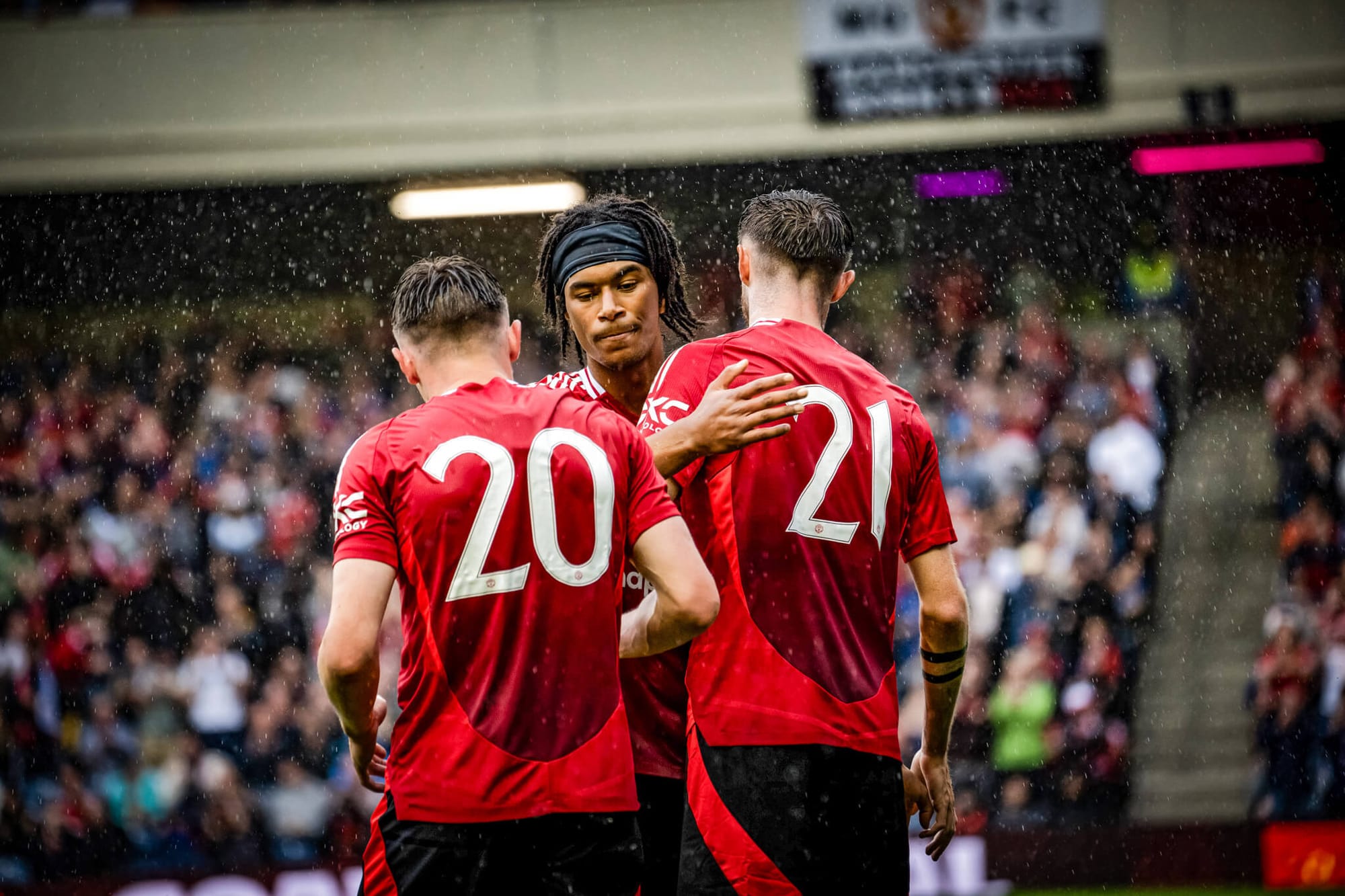 Maxi Oyedele z asystą w meczu Manchesteru United! Polak chwalony przez kibiców [WIDEO] Obraz wpisu