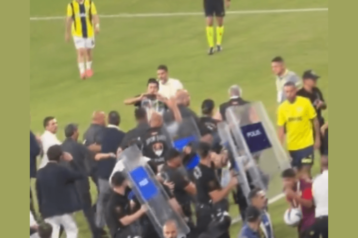Skandal w Turcji. Prezydent Fenerbahce zaatakowany przez kibiców Goztepe i… dziennikarza [WIDEO] Obraz wpisu