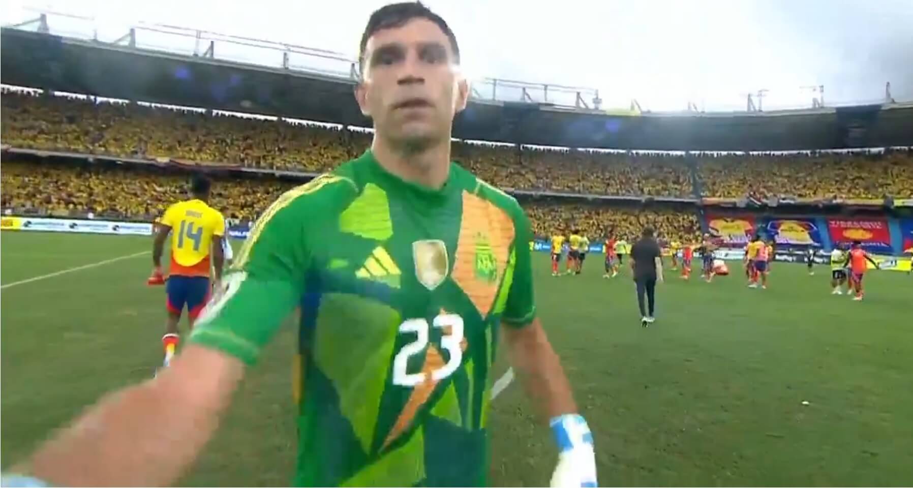 Emiliano Martinez nie wytrzymał. Argentyńczyk zaatakował kamerę [WIDEO] Obraz wpisu