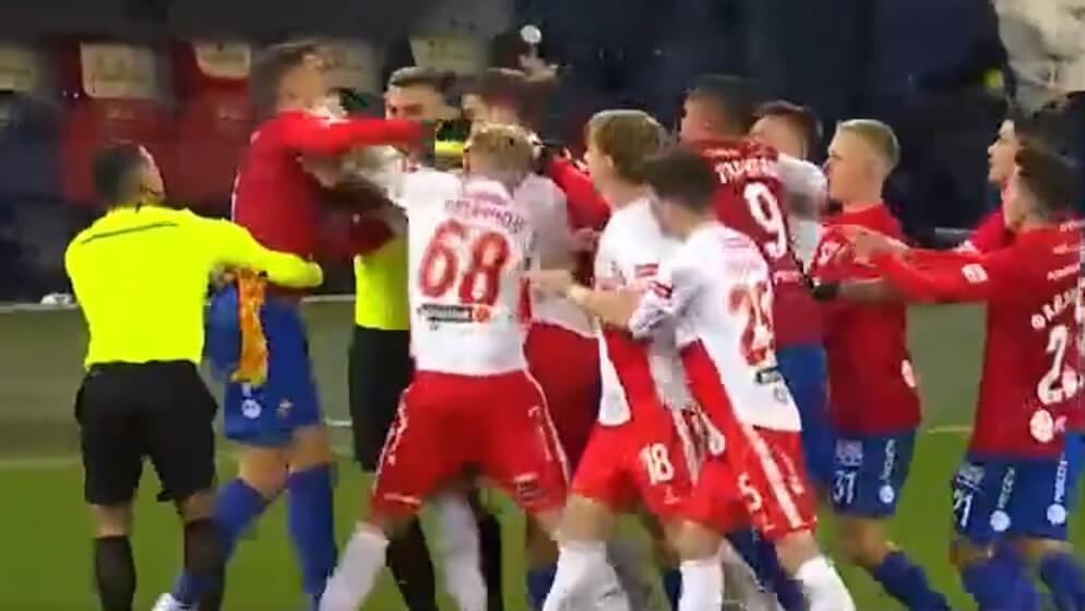 Awantura w meczu ligi rosyjskiej. Piłkarze skoczyli sobie do gardeł [WIDEO] Obraz wpisu