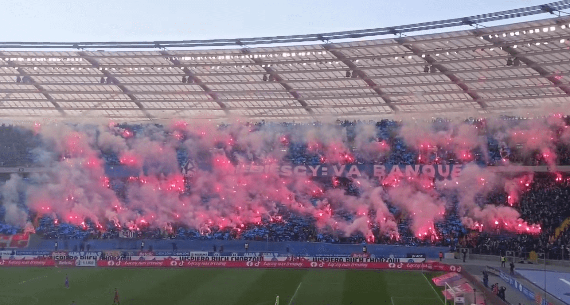 Tak pobito rekord frekwencji w polskiej piłce klubowej. Świetna atmosfera na Stadionie Śląskim [WIDEO] Obraz wpisu