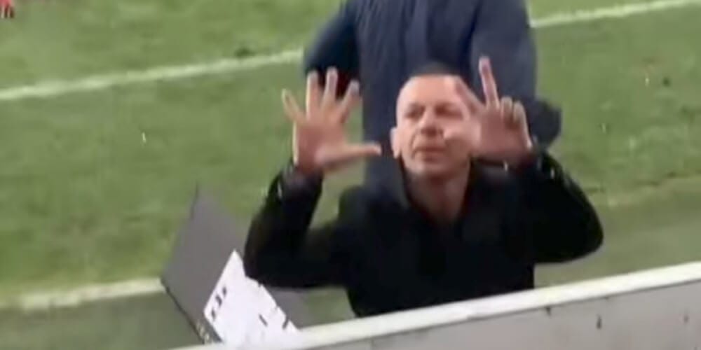 Kierownik Lecha znów poddymił. Tak zaczepił kibiców Jagiellonii Obraz wpisu