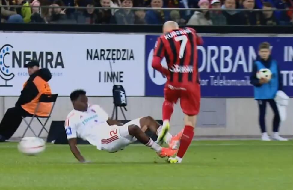 Ostry faul Ericka Otieno. Tymczasem Raków okazuje mu wsparcie [WIDEO] Obraz wpisu