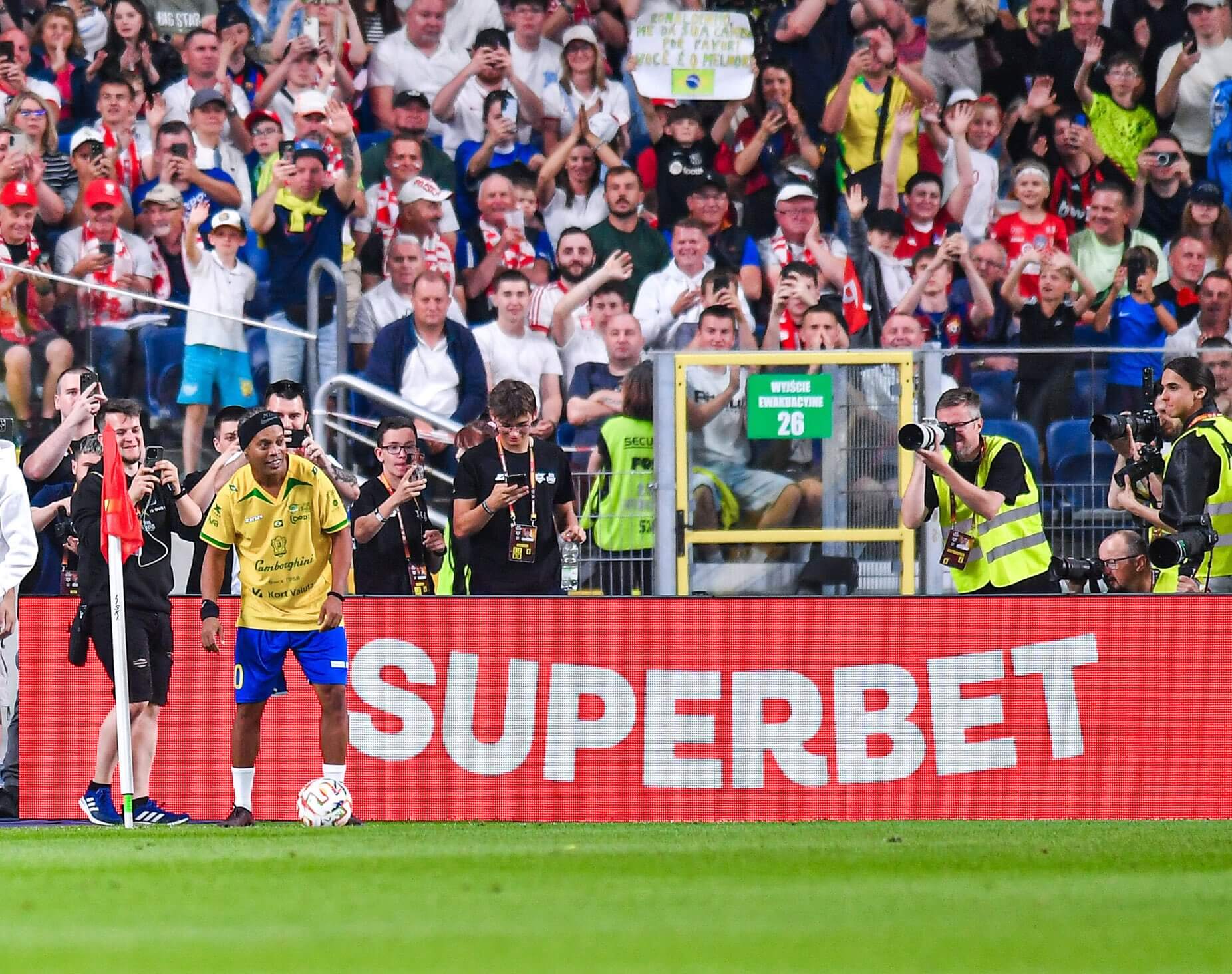 Ronaldinho Show w Chorzowie przyciągnęło tłumy. Ogromna liczba widzów śledziła mecz legend Obraz wpisu