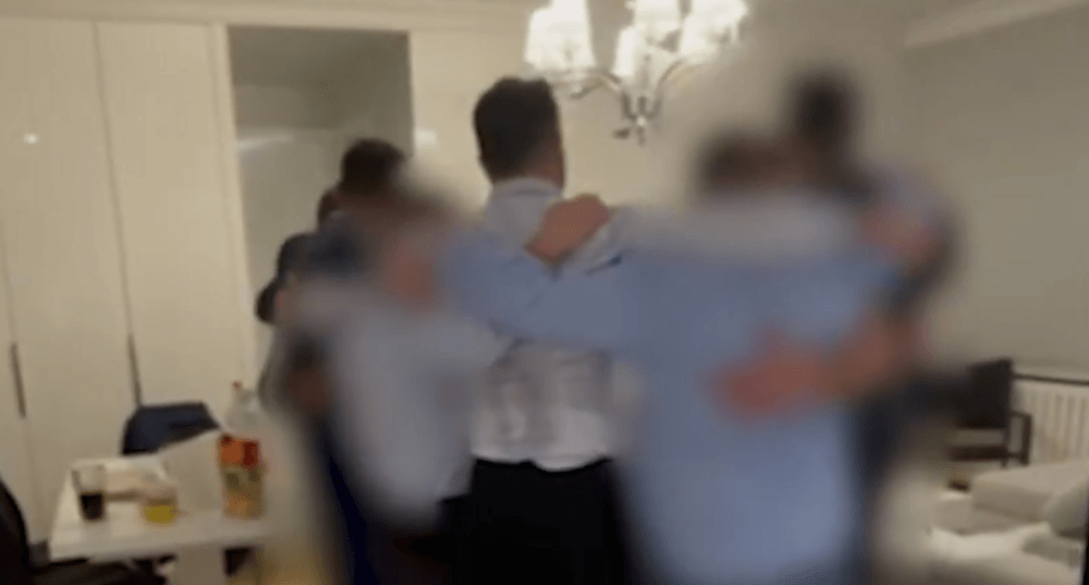 Cezary Kulesza imprezował z politykami PIS. Wspólnie śpiewali „Barkę”. Opublikowano nagranie [WIDEO] Obraz wpisu