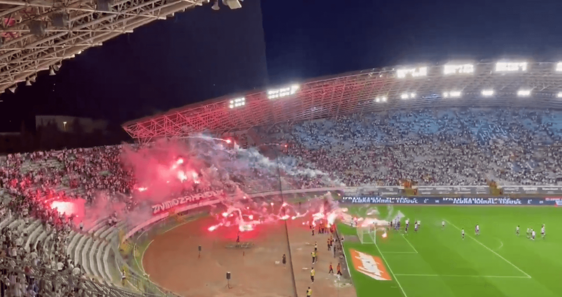 Nietypowe sceny w Splicie. Kibice Hajduka obrzucili piłkarzy racami po ligowym zwycięstwie Obraz wpisu