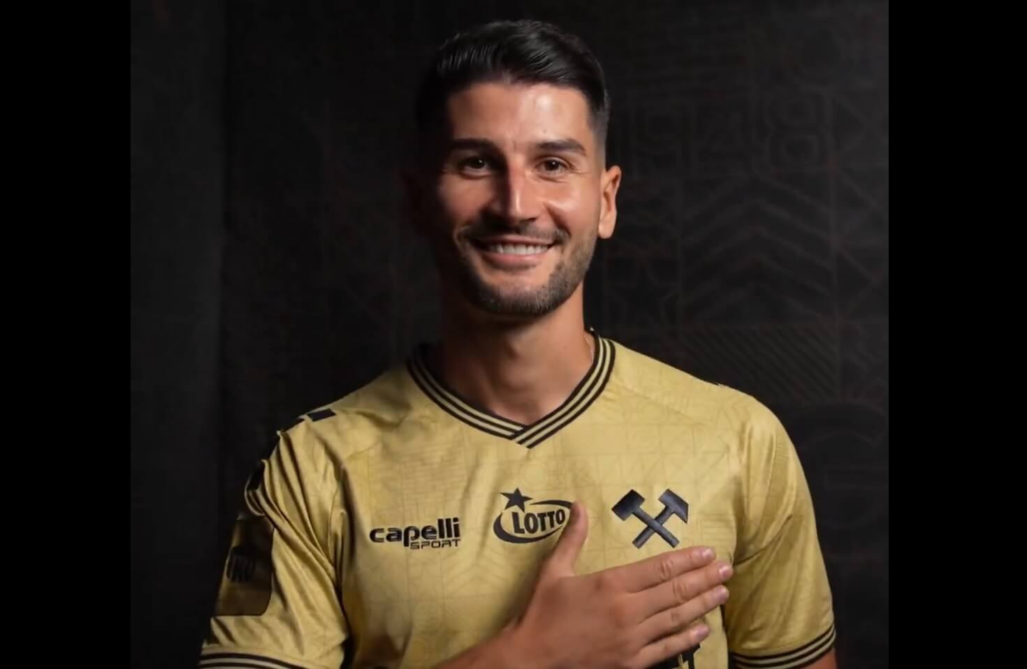 Miał dołączyć do Górnika, wybrał Legię. Lukas Podolski grzmi: „Wybrał kasę i tyle” Obraz wpisu