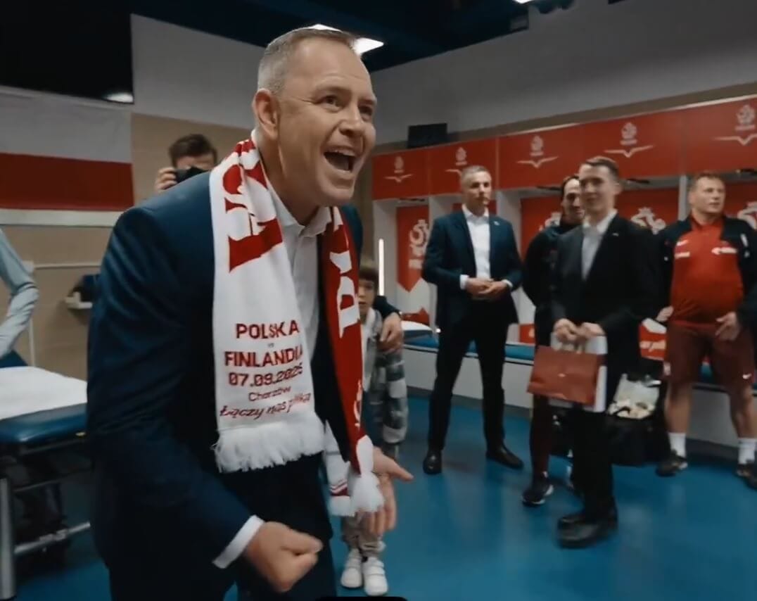 Prezydent Nawrocki w szatni reprezentacji Polski! Pogratulował zwycięstwa i wykrzyczał: „Kto wygrał mecz?!” [WIDEO] Obraz wpisu