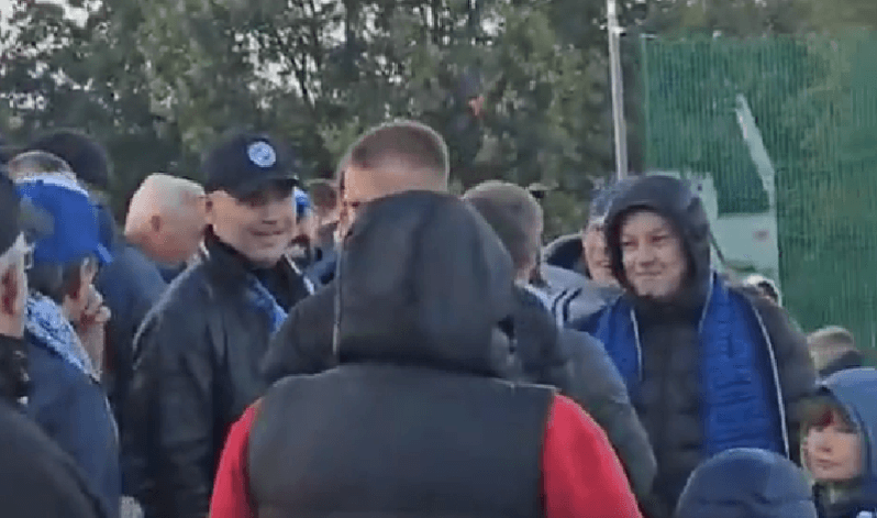 Karol Nawrocki znowu pojawił się na meczu. Tym razem wybór padł na… A-Klasę [WIDEO] Obraz wpisu