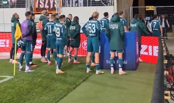 Kibice Legii Warszawa ze specjalną przyśpiewką dla swoich piłkarzy. „Co wy robicie…” [WIDEO] Obraz wpisu