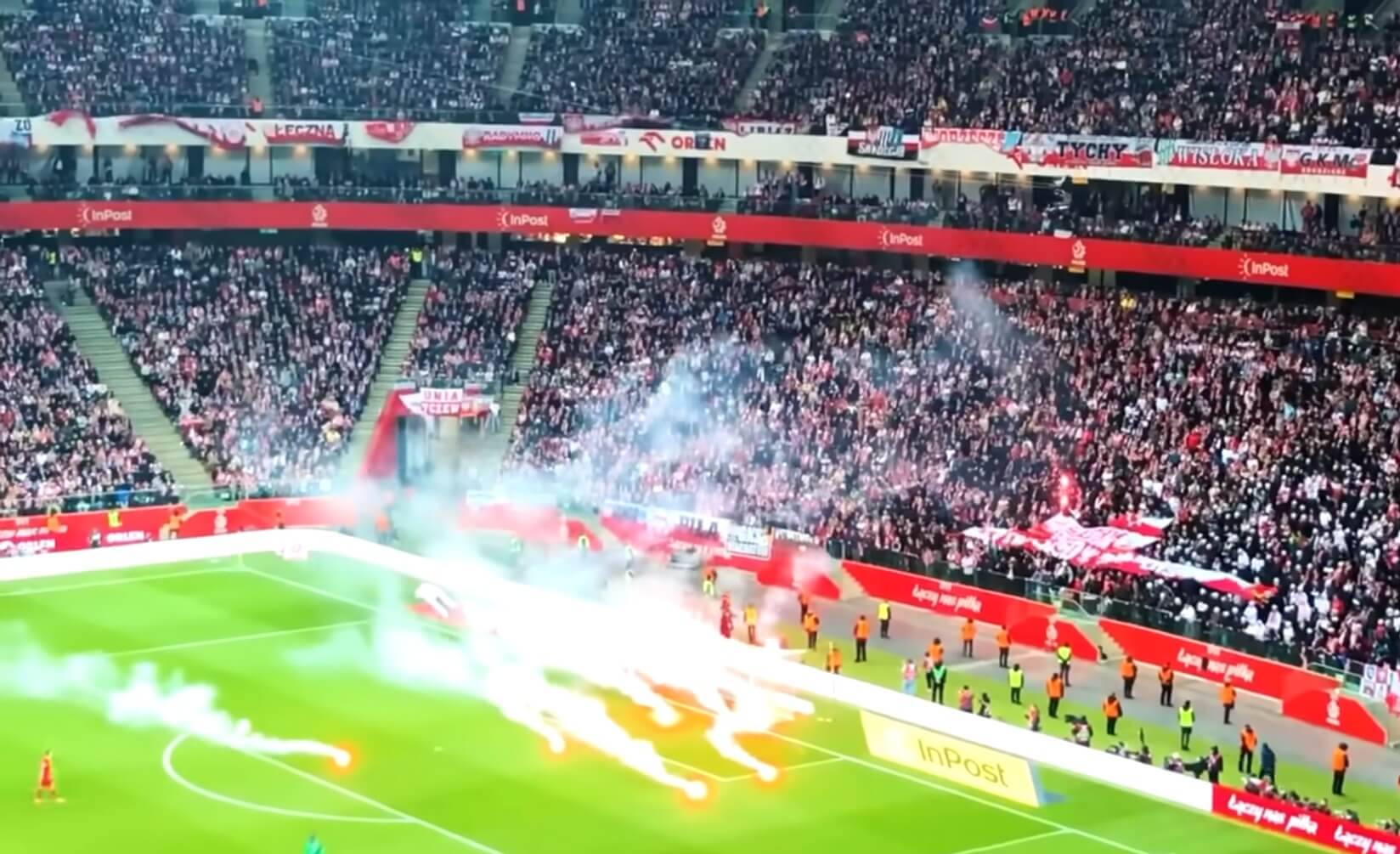 Co grozi reprezentacji Polski za rzucone race przez kibiców? Delegat UEFA ujawnia możliwy scenariusz Obraz wpisu