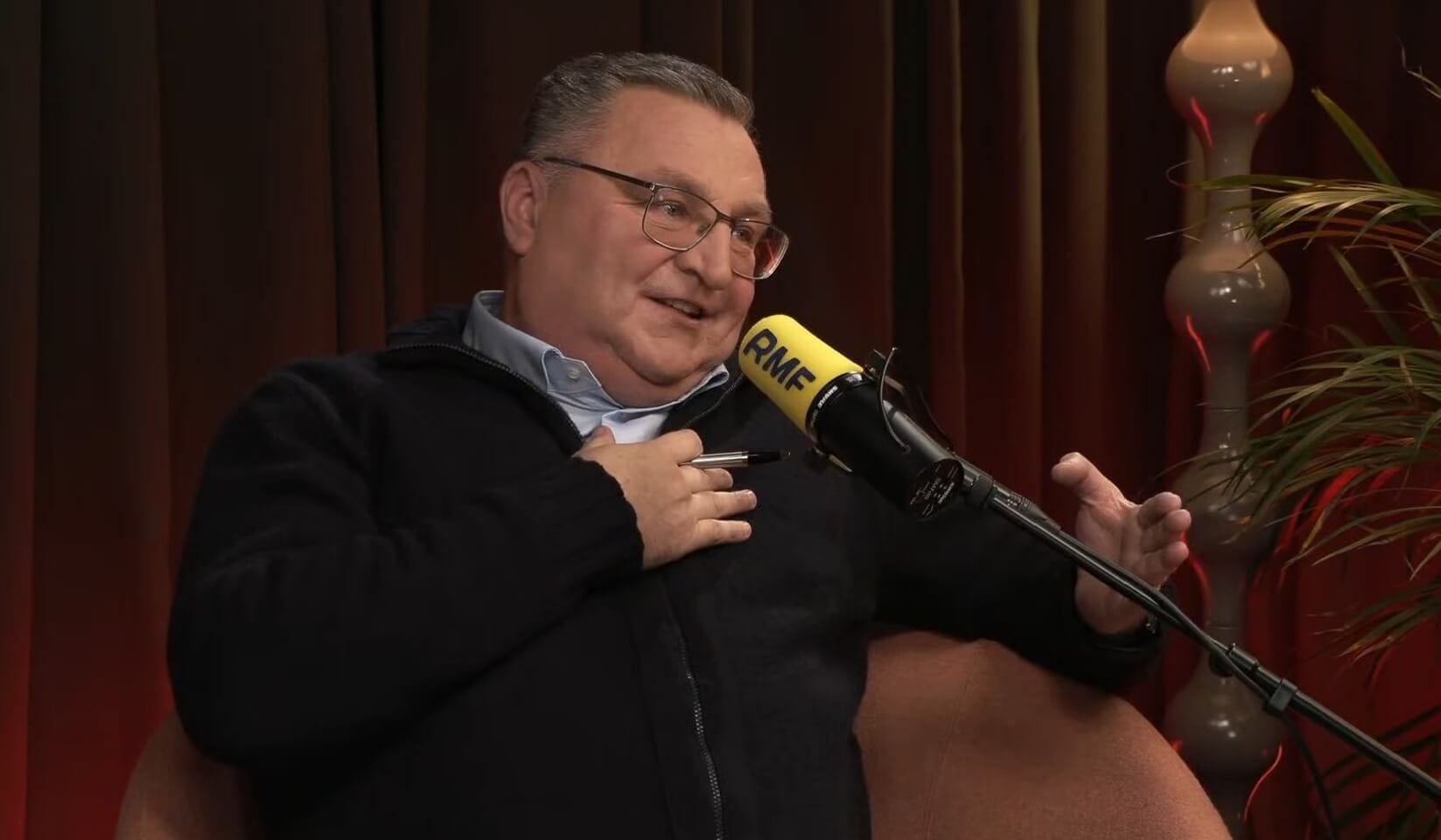 Kuriozalne wejście do szatni Cezarego Kuleszy po meczu Polska-Argentyna. „Kto wygrał mecz!?” [WIDEO] Obraz wpisu