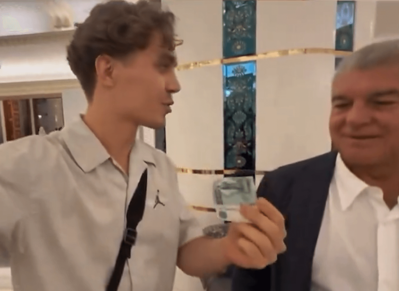 Kibic chciał ratować Barcelonę z własnej kieszeni. Dał Laporcie pieniądze na transfery [WIDEO] Obraz wpisu