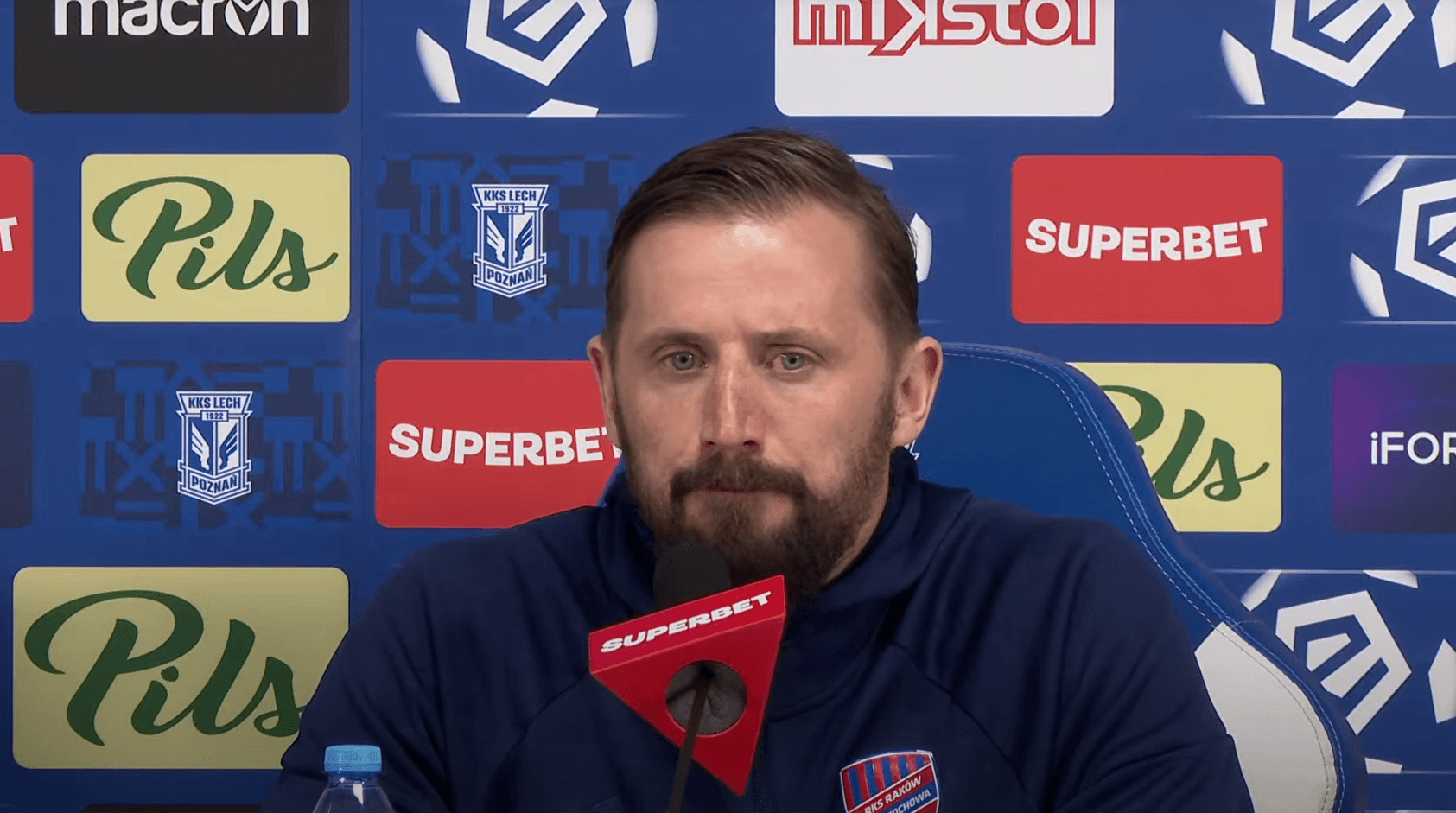 Trener Rakowa wyraźnie poirytowany po meczu z Lechem. „Ciężko gra się przeciwko trzynastu” [WIDEO] Obraz wpisu