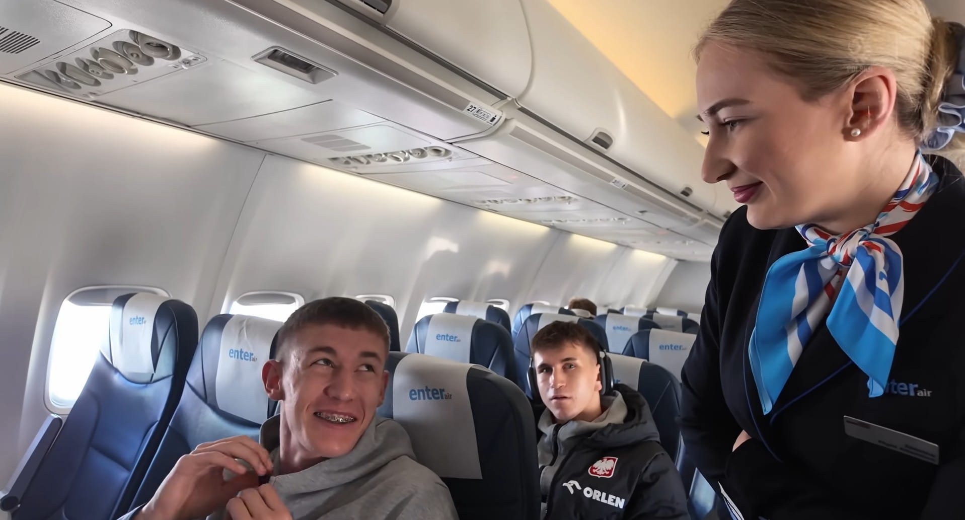 Reprezentant Polski zaskoczony pytaniem stewardessy. "Pani mówi serio?" [WIDEO] Zdjęcie główne wpisu