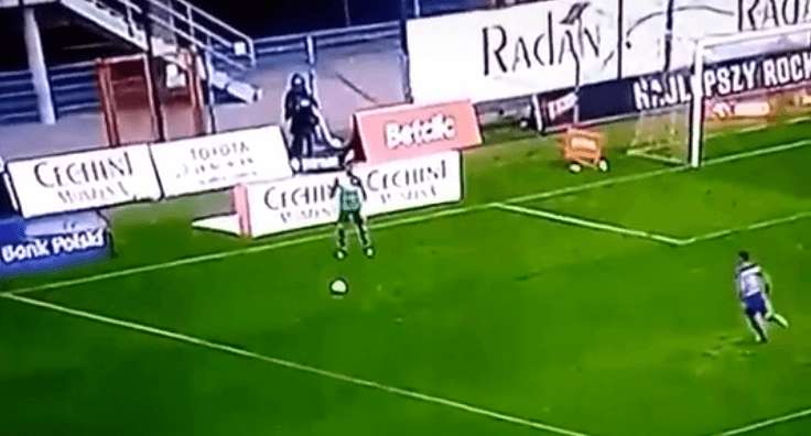 NIESAMOWITY trick Buchalika w meczu z Piastem. Oszukał wszystkich! …siebie też Zdjęcie główne wpisu