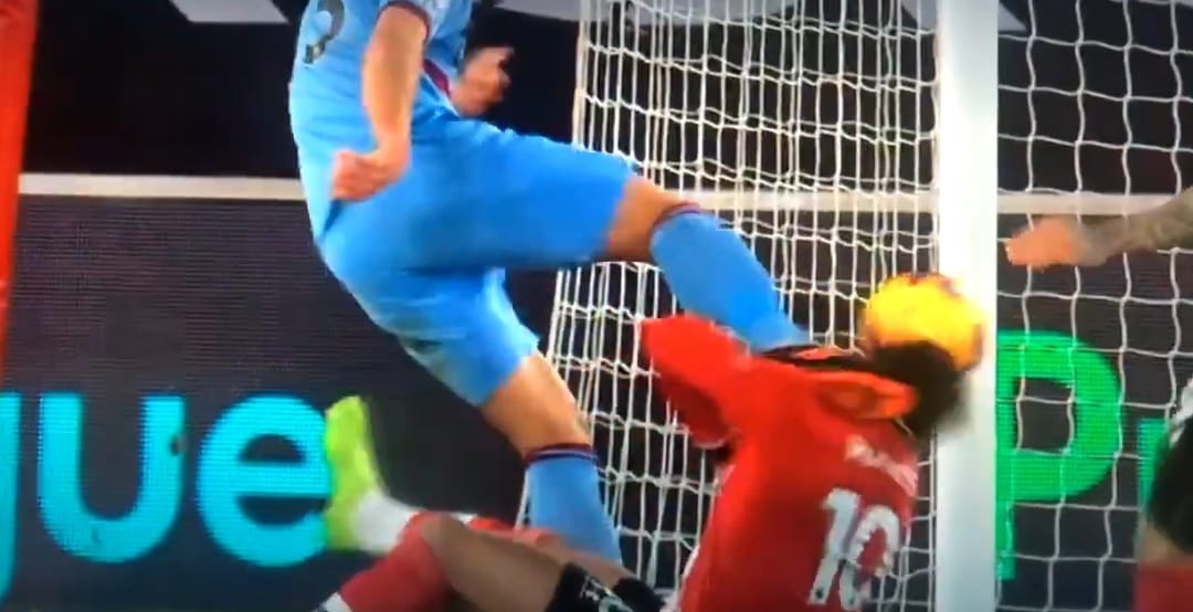 Piłkarz West Hamu pomylił dyscypliny sportu jak Najman! To musiało boleć… [WIDEO] Zdjęcie główne wpisu