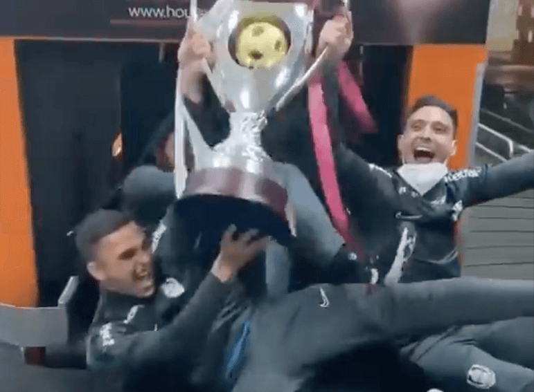 Nietypowa celebracja. Piłkarze Cluj zabawili się na lotnisku [WIDEO] Zdjęcie główne wpisu