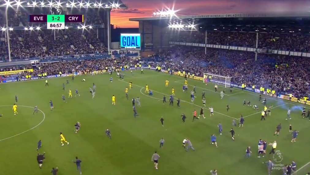 Everton odwrócił losy meczu i utrzymał się w Premier League. Szturm kibiców na boisko [WIDEO] Zdjęcie główne wpisu
