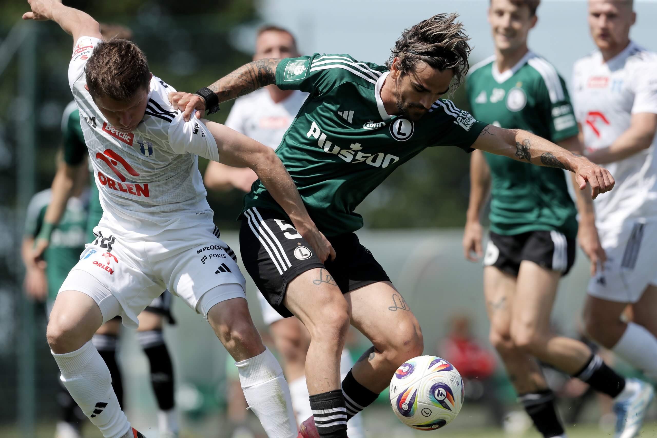 Sparing Legii za zamkniętymi drzwiami. Młodzi kibice chcieli wejść na obiekt. „Wpuśćcie kibiców” Zdjęcie główne wpisu